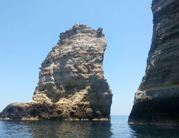 Faraglione a forma di Vela a Lampedusa